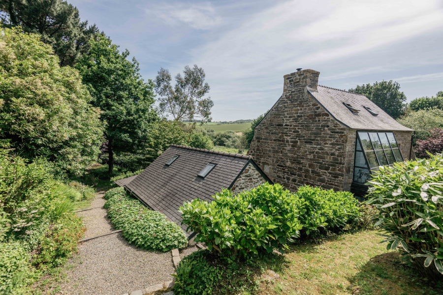 MAGNIFIQUE MOULIN XVe SIECLE ENTRE TERRE ET MER