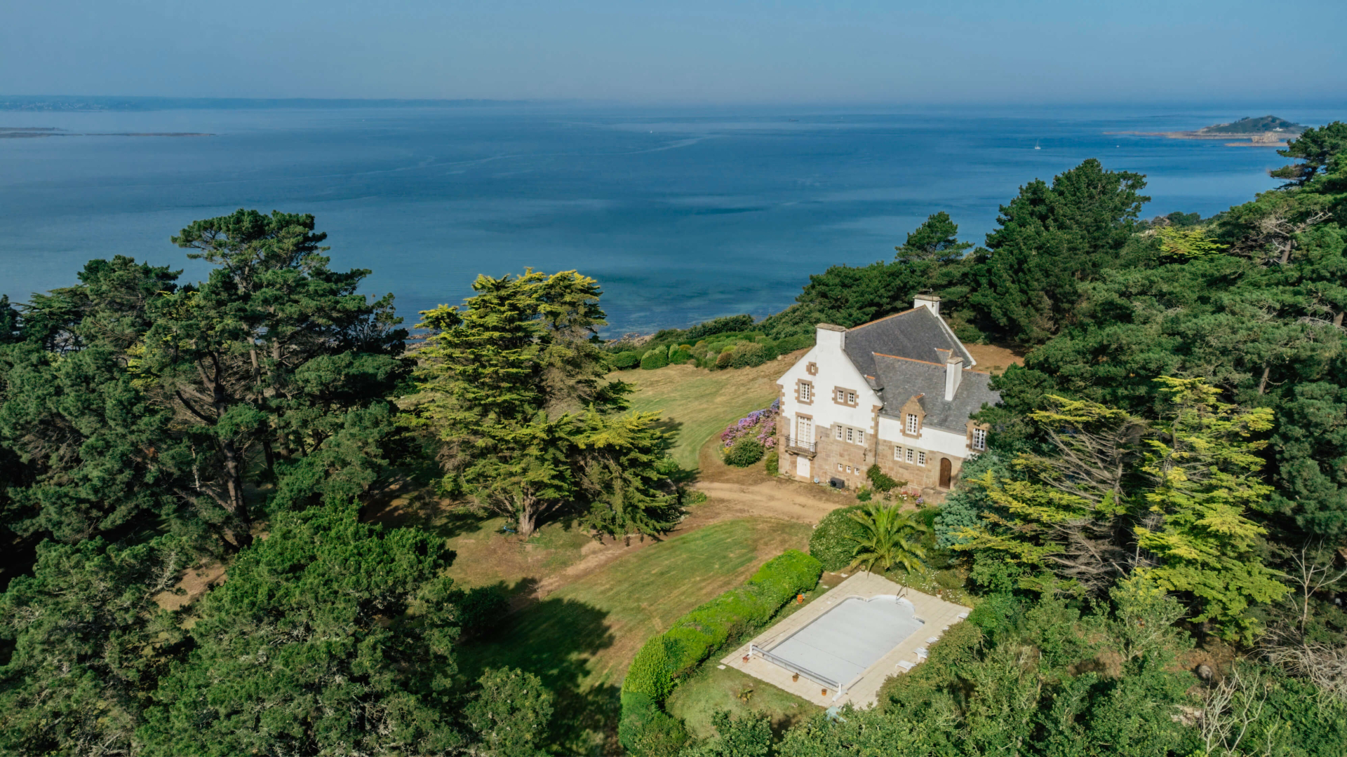 Propriété de prestige dominant la mer Côte de Granit Rose