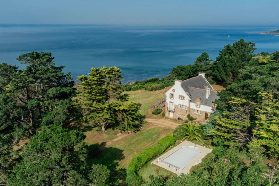 Propriété de prestige dominant la mer Côte de Granit Rose
