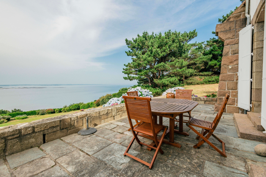 Propriété de prestige dominant la mer Côte de Granit Rose