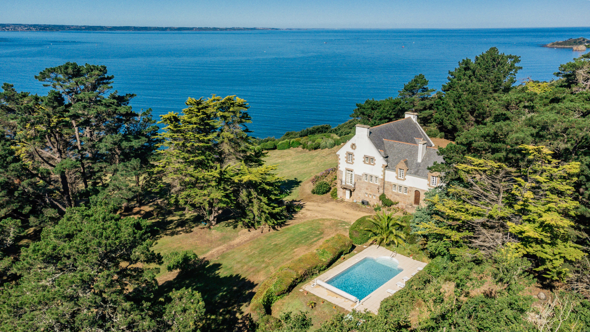 Propriété de prestige dominant la mer Côte de Granit Rose