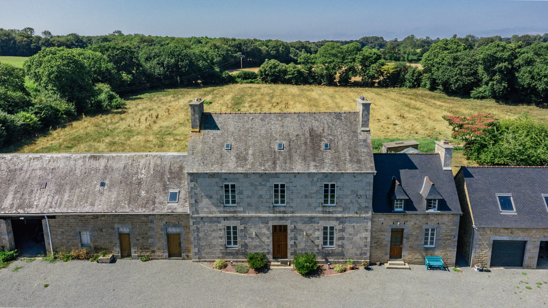 Ancien corps de ferme en partie rénové