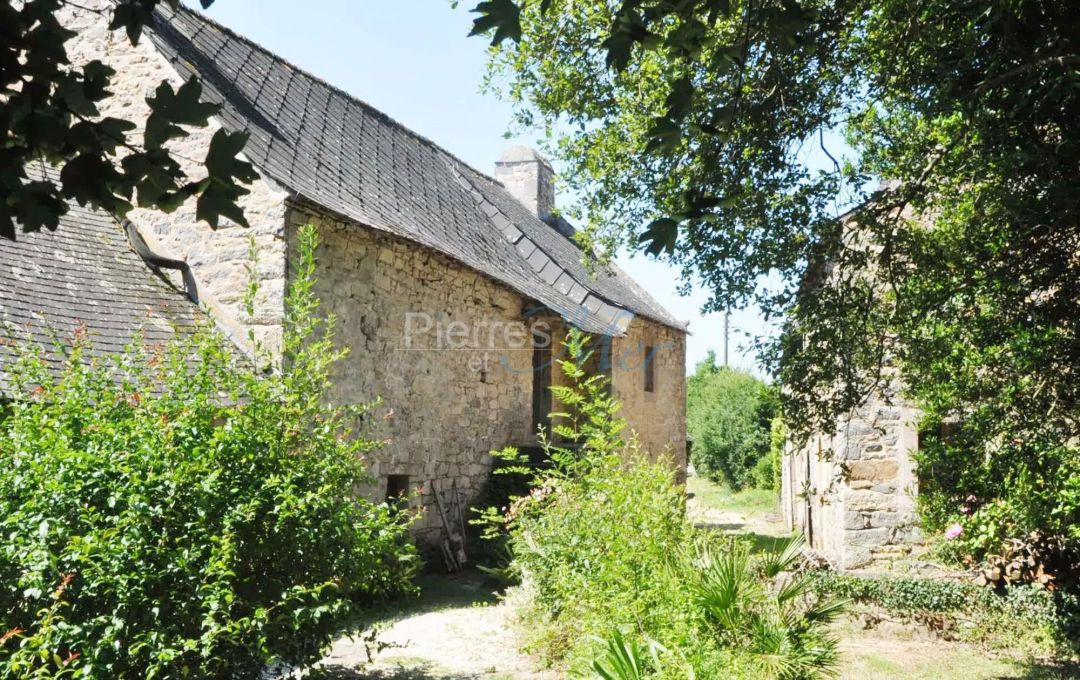 moulin du xvIII siècle au bord de l'eau au fond de la rade de brest
