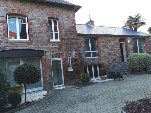 Maison annexe et cour