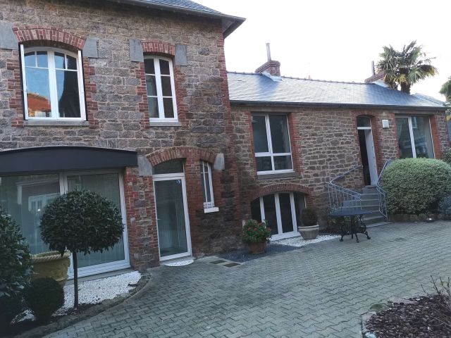 Maison annexe et cour