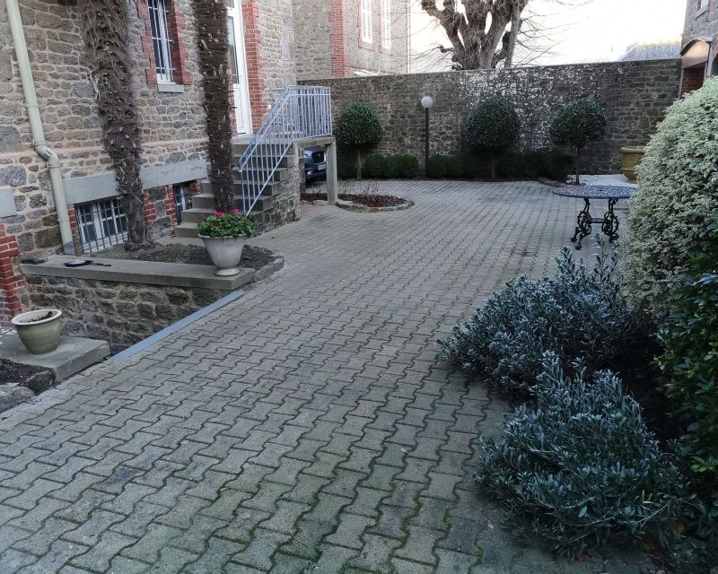 Cour