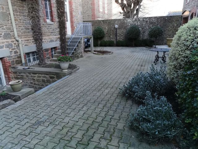 Cour