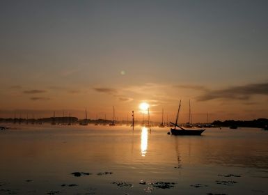 Bateaux dans la brume matinale dans le Golfe du Morbihan