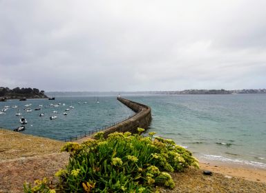 Vue sur le phare Môle des noires à St Malo