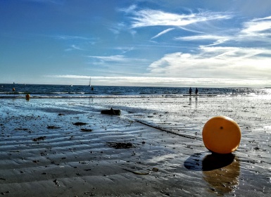 Bouée à marrée basse sur la grande plage de Damgan