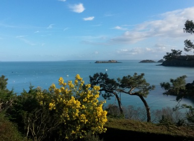 Depuis Port-Mer e Cancale, vue ver l Ã¯Â¿Â½le des Rimains et le rocher de Cancale ...